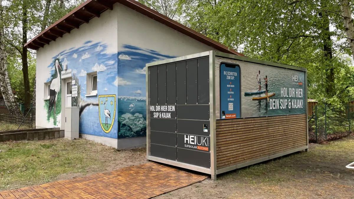 Der „Heiuki SUP & Kajak Automat“ vom gleichnamigen Anbieter in Storkow am Strand Karlslust.