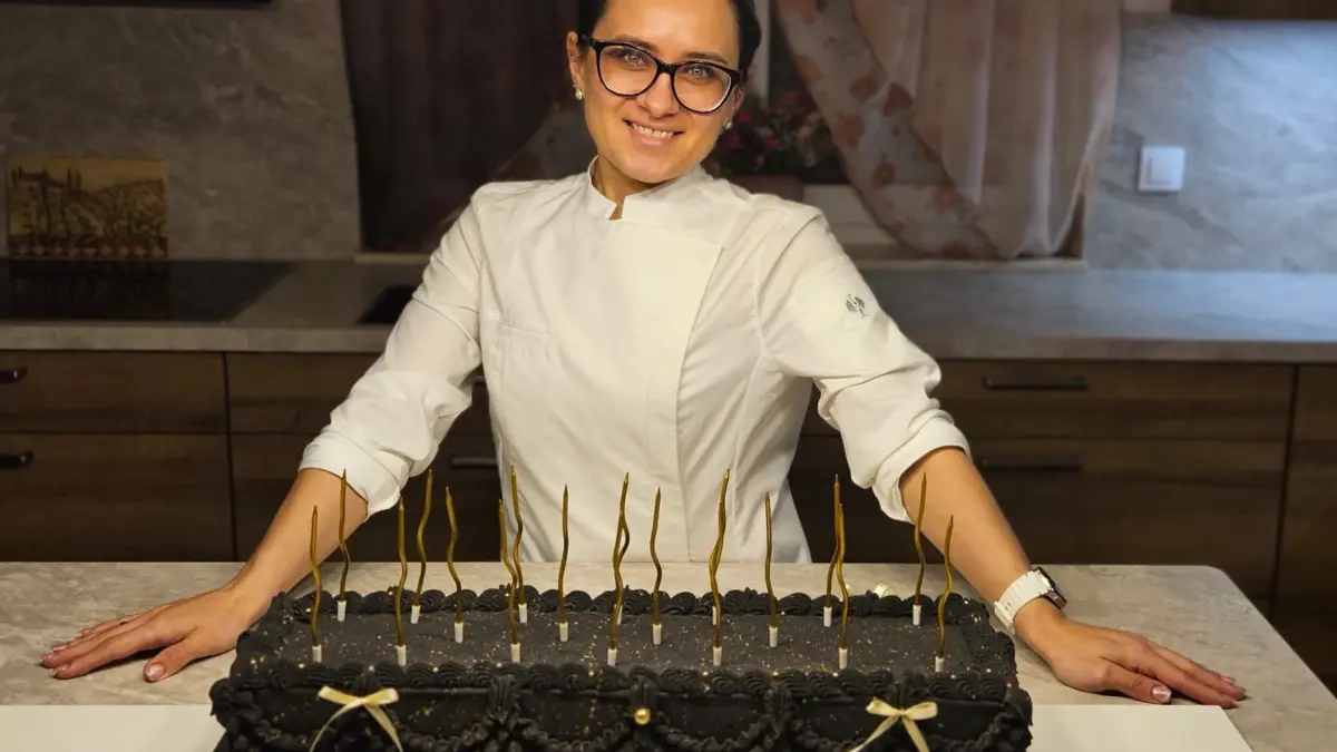 Wirkt etwas wie zu einem traurigen Anlass, ist aber eine Geburtstagstorte. Diese Kreation gehört zu den aufwendigsten von Konditorin Tatyana Denk aus Wittstock.