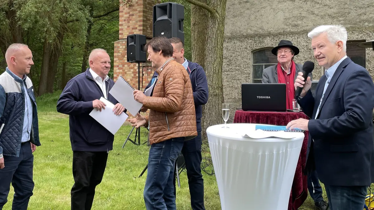 35 Kahre WAZ Seelow. Während Derhard Schulze, langjähriger Geschäftsführer des WAZ, die von ihm erarbeitete Chronik übergibt, skizziert seine Nachfolgerin Henny Zinke (r) die Herausforderungen der Gegenwart.