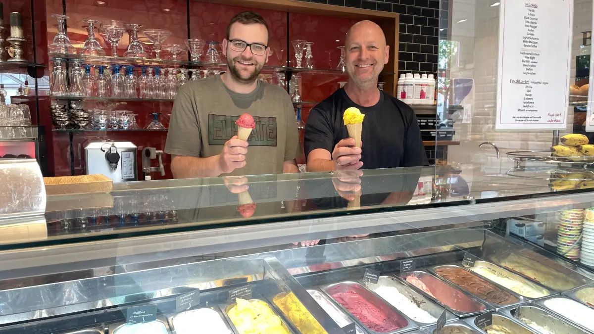 Im Wintergarten-Cafe in Schwedt präsentieren Darius und Frank Schäpe leckere Eissorten. Trotz allgemein steigender Preise bleibt die Kugel Eis stabil auf dem Vorjahresniveau.