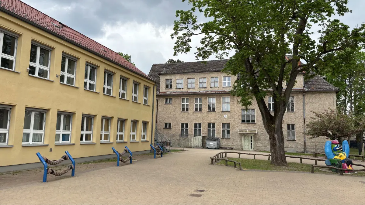 Haus E (li.) und Haus 1 auf dem Campus der Fred-Vogel-Grundschule