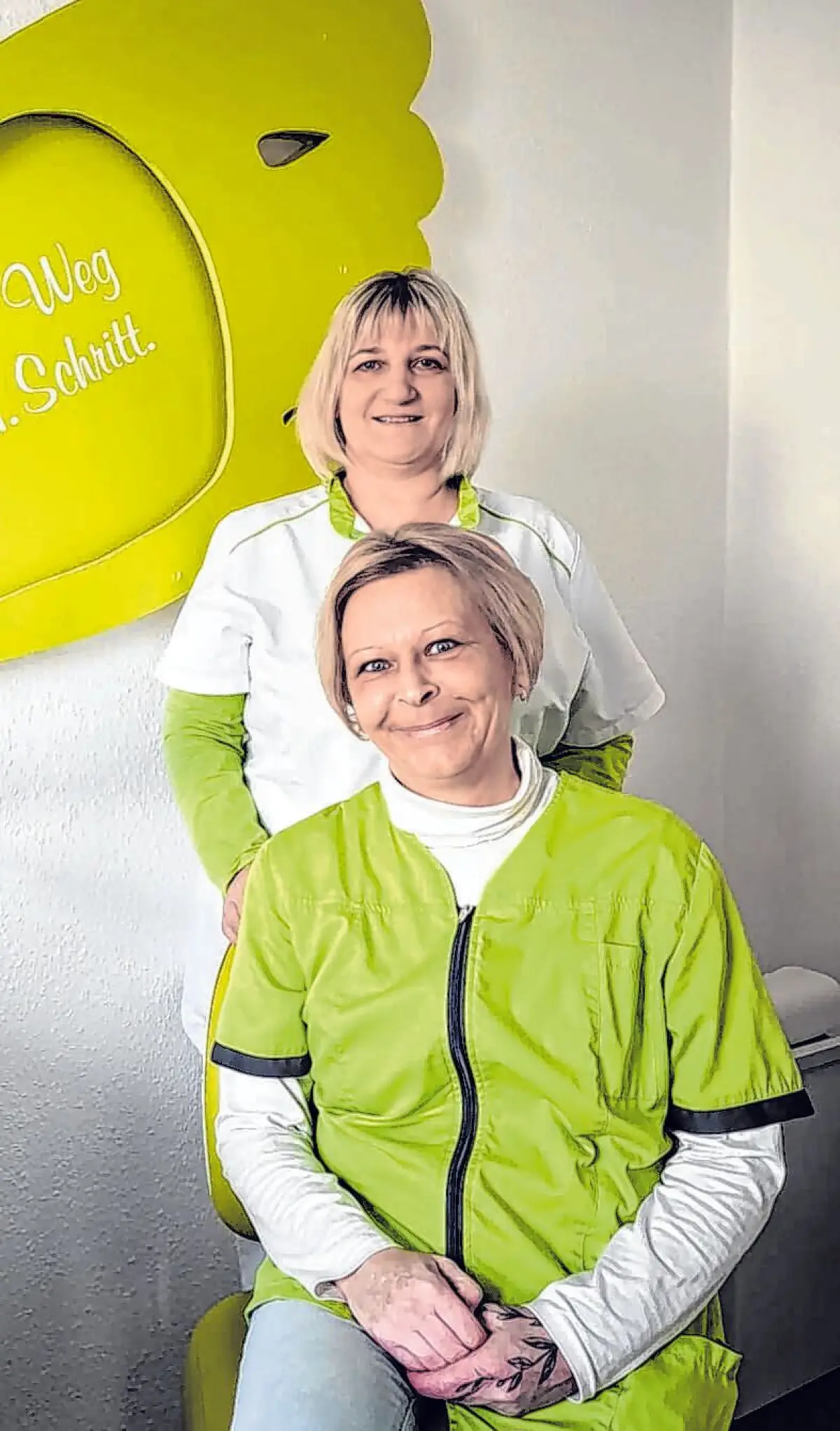 Manuela Teichmann (hinten) und Mitarbeiterin Bianca in ihrer Praxis in Eisenhüttenstadt