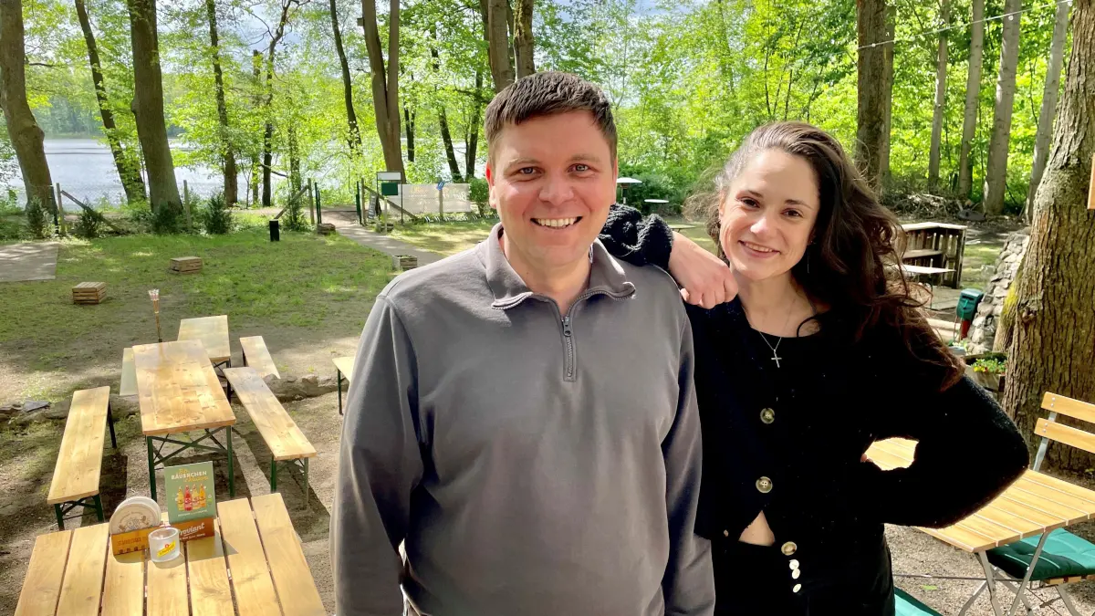 Seit 1. Mai 2026 offiziell neu eröffnet: Biergarten am Lehnitzsee - in Oranienburg, Namen: BierLeh ... Inhaber und Betreiber Enrico Kitschun mit Betriebsleiterin Franziska Hagen