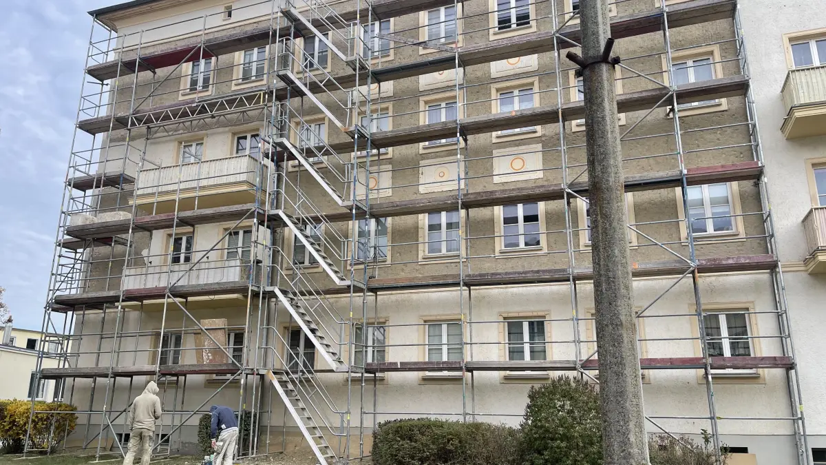 Der Putz am Wohnblock in der Eichendorffstraße in Eisenhüttenstadt bröckelt. Müssen auch noch andere Wohnblöcke im Denkmalbereich erneut saniert werden?