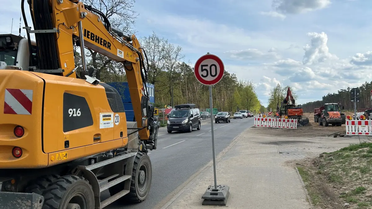 Bei Tesla in Grünheide laufen derzeit Bauarbeiten an der L23 am alten Bahnhof Fangschleuse. Radfahrende sehen hier besonderes Gefahrenpotenzial.
