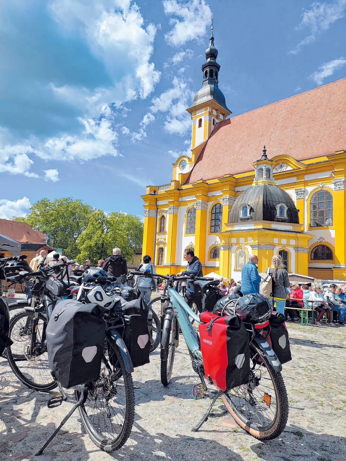 Zwischen barocker Kulisse und Frühlingshimmel: Der Klosterhof wird zum Treffpunkt für Besucher, Radfahrer und Genießer.