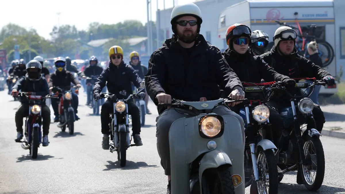 Am 14. Mai ist in Hohensaaten Simson-Tag: Heute haben die Mopeds Kultstatus. Die Schwalbe (vorn) ist das meistgefahrene Retro-Moped in Deutschland.