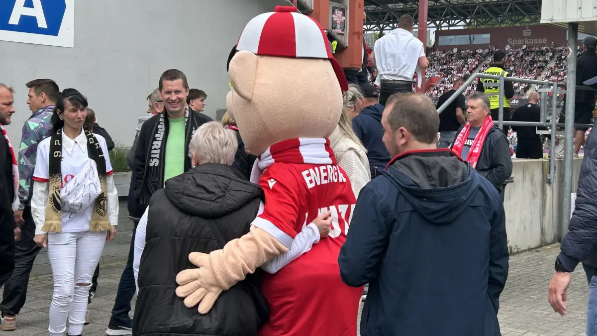 Maskottchen Lauzi nimmt sich Zeit für jeden Fan, der ein Foto möchte.
