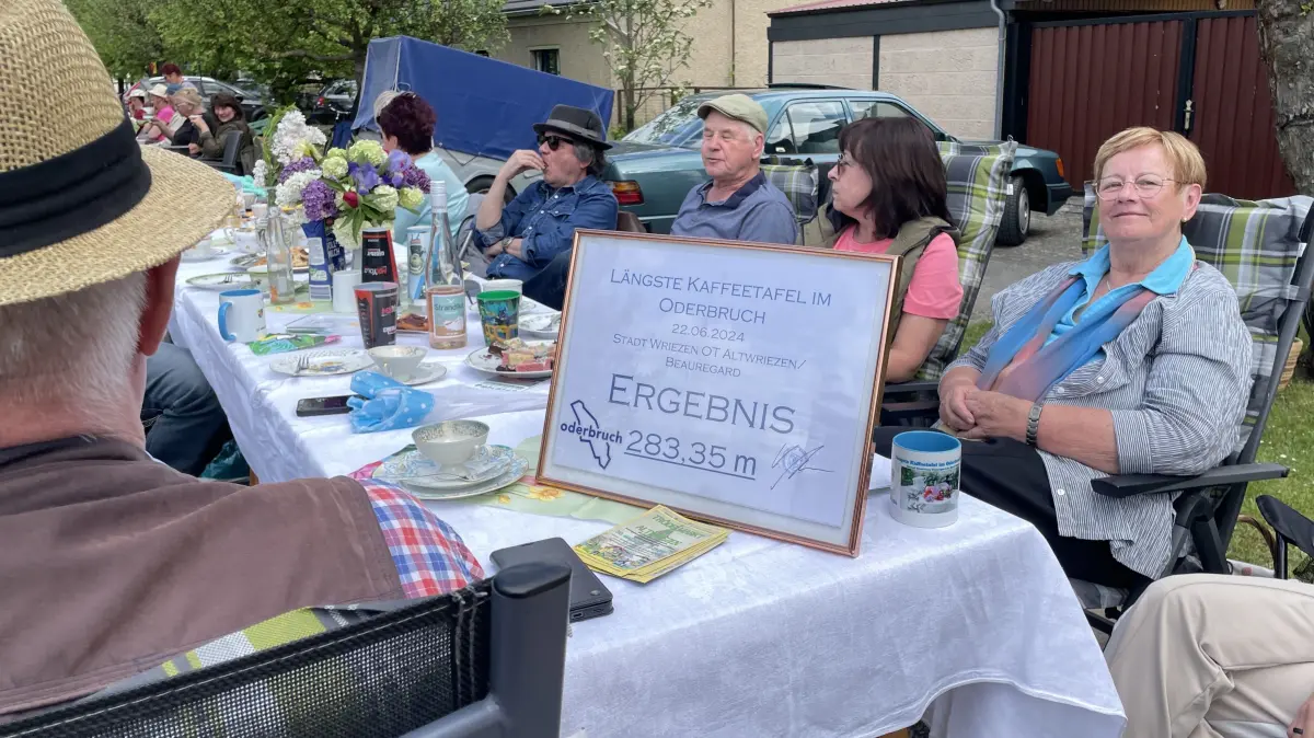 Rekord verteidigt: Die Altwriezener hatten ihren 2024 aufgestellten Rekord von 283 Metern verteidigt. Die Tafel in Wuschewier war nur 271,5 Meter lang. 2028 wird die Tafel in Altranft aufgebaut.
