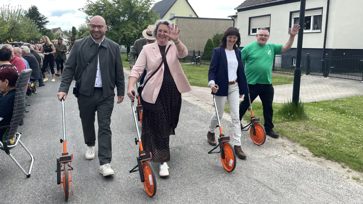 Strecke gemessen: René Wilke (v.l.), Ulrike Heidemann, Bianka Boss und Michale Böttcher sowie Karsten Ilm maßen die Länge der Tafel. Von ihren Ergebnissen wurde der Durchschnitt gebildet.