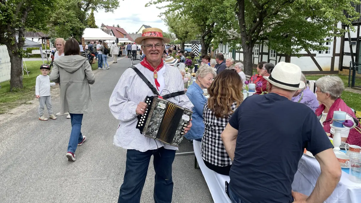 Volksmusikant seit 30 Jahren: Hans Andreas, der Musiker aus Alt-Tiucheband, sorgte an der langen Tafel für Stimmung.