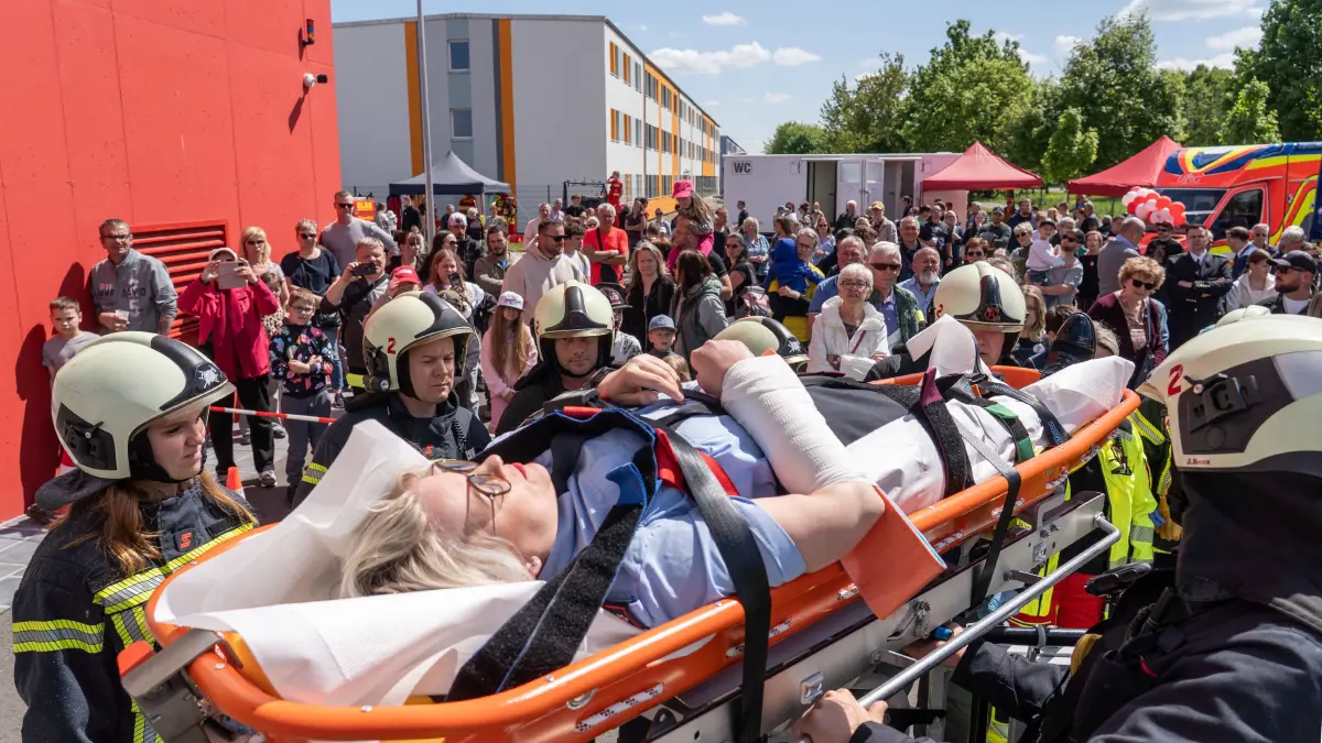Feuerwache Schwedt: Schwedt, 09.05.2026: Ein überwätigender Andrang herrschte am Tag der offenen Tür in der Neuen Feuerwache Schwedt. MAndy Eick wurde gerade übeer die Drehleiter aus luftiger Höhe vom Schlauchturm gerettet und wird am Boden dem Rettungsdienst übergeben