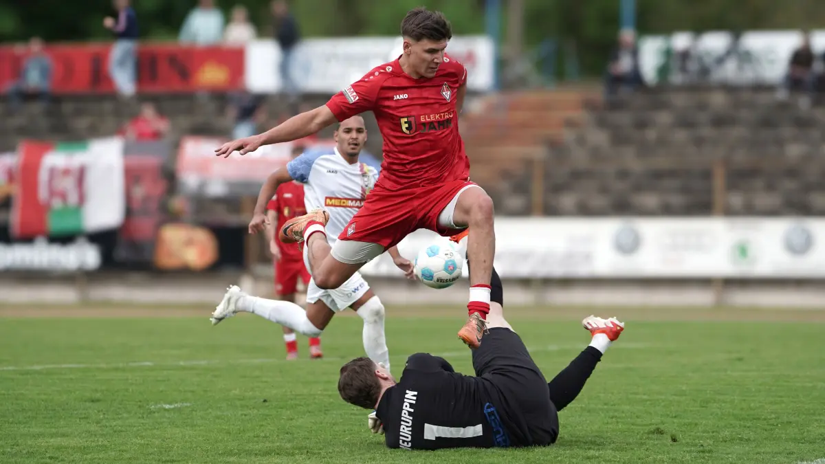 Fussball : Frankfurt an der Oder, Stadion, Fussball Brandenburgliga Punktspiel, 1. FC Frankfurt - MSV Neuruppin, Lennox Liebner mit der Torvorbereitung zum Ausgleich über TW Marco Malentijevic, dahinter Caua Ferreira Belizario
FOTO BENK 09.05.2026