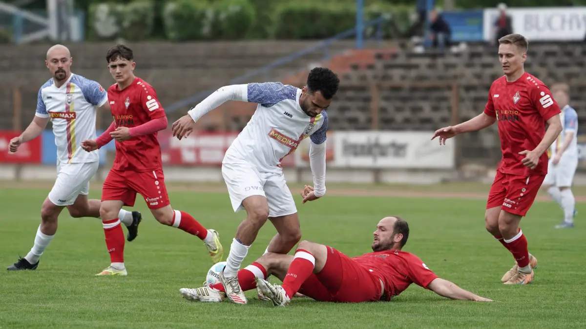 Fussball : Frankfurt an der Oder, Stadion, Fussball Brandenburgliga Punktspiel, 1. FC Frankfurt - MSV Neuruppin, v.l. Kostiantyn Hramatik, Danny Mank, Cashion Andrew London, Paul Karaszewski uns Marcel Georgi
FOTO BENK 09.05.2026