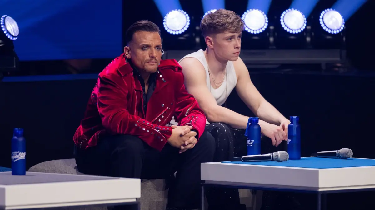 Deutschland sucht den Superstar - Finale: 09.05.2026, Nordrhein-Westfalen, Kln: Menowin Fröhlich (l) und Tyrell Hagedorn sitzen im Finale der RTL-Casting-Show «Deutschland sucht den Superstar» (DSDS) im Coloneum. Foto: Rolf Vennenbernd/dpa +++ dpa-Bildfunk +++