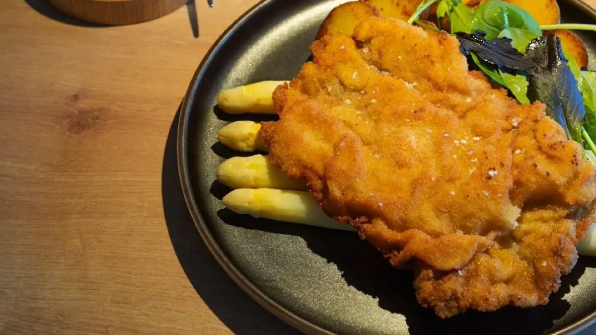 So sieht im Restaurant Herr Fenske in Neuruppin ein handgefertigtes Schnitzel mit frischem Spargel aus.