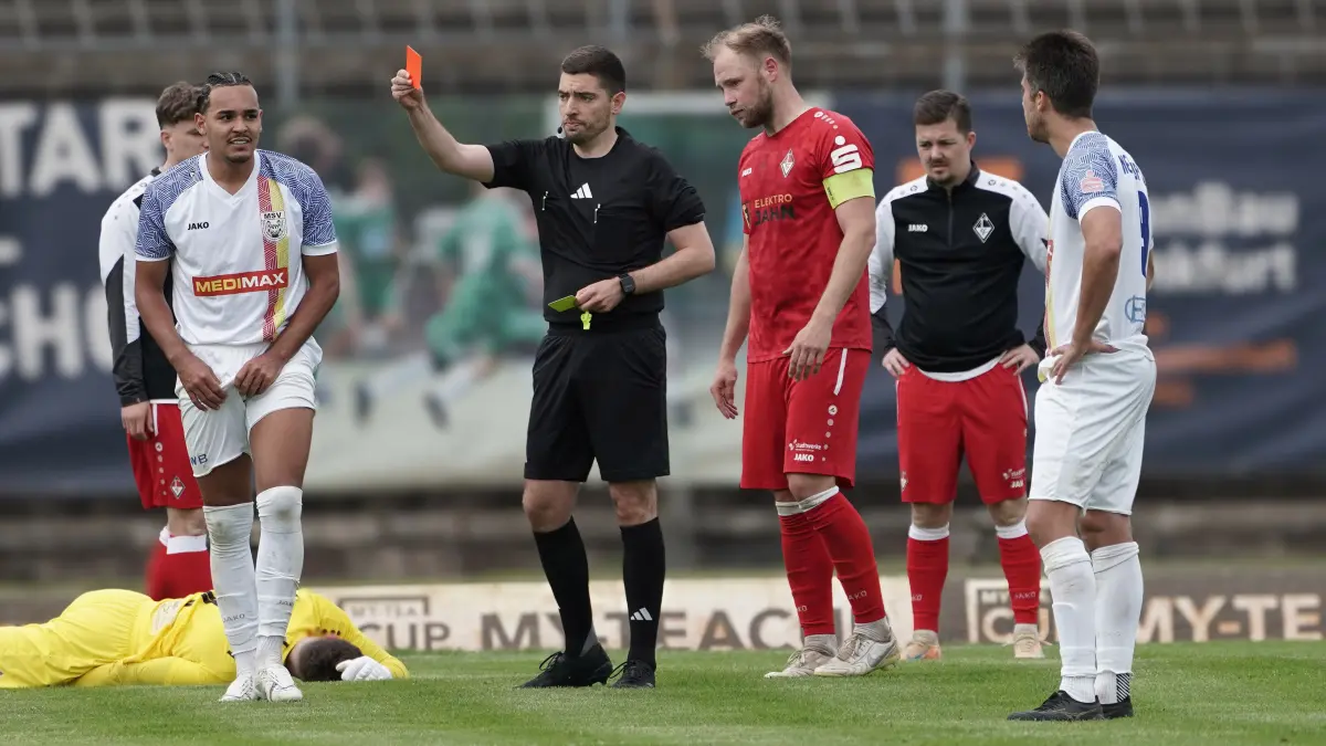 Fussball : Frankfurt an der Oder, Stadion, Fussball Brandenburgliga Punktspiel, 1. FC Frankfurt - MSV Neuruppin, Rote Karte für Caua Belizario Ferreira von Schiedsrichter Max Göldner, am Boden TW Dominik Müller, weiter v.l. Sebastian Lawrenz, Robin Grothe und Rafael Conrado Prudente
FOTO BENK 09.05.2026