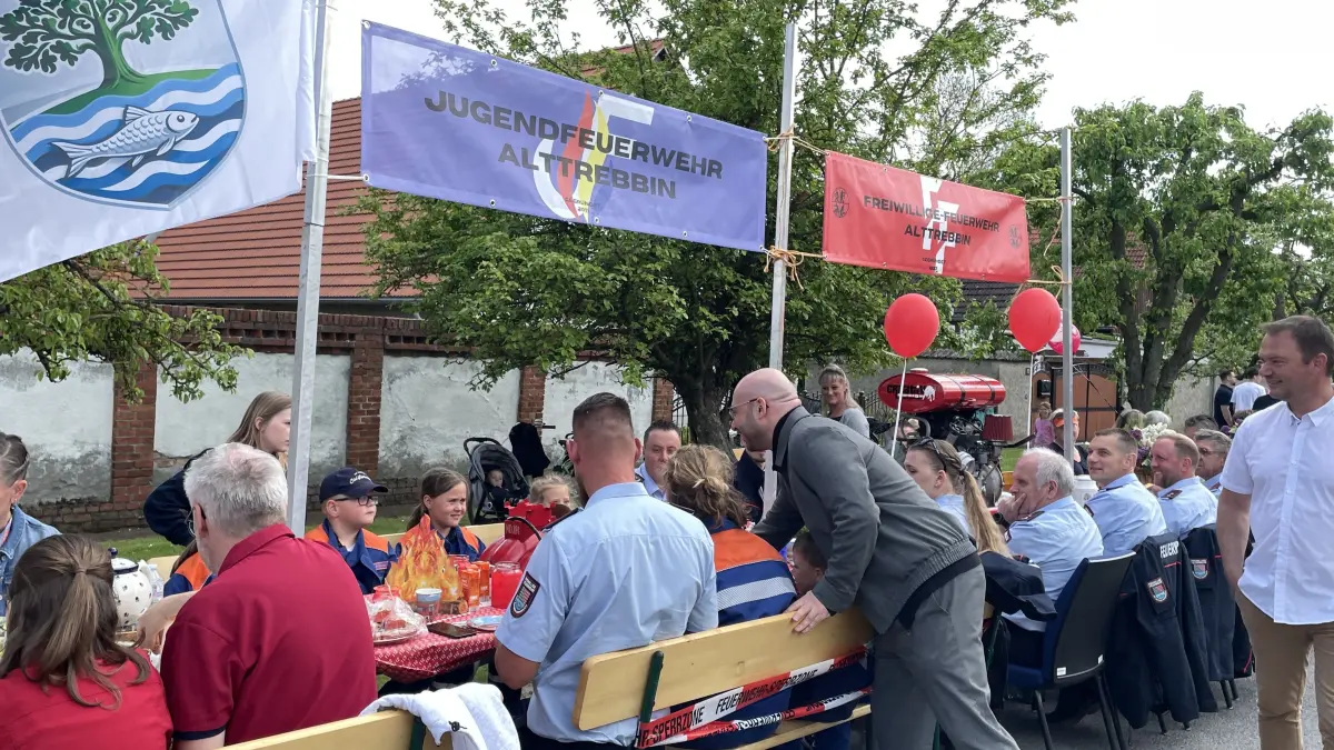Im Gespräch mit der Feuerwehr: René Wilke war bis vor kurzem noch Innenminister und zeigte großes Interesse an der Meinung der Einsatzkräfte.
