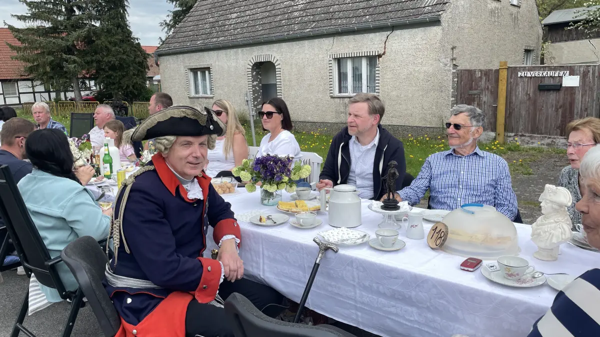 Königlicher Tafelgast: Der Verein Alter Fritz, dessen Vorsitzender Dirk Hausdorf natürlich als „Friedrich II.“ nach Neutrebbin gekommen war, fehlte ebenso nicht an der Tafel des Kolonistendorfes.