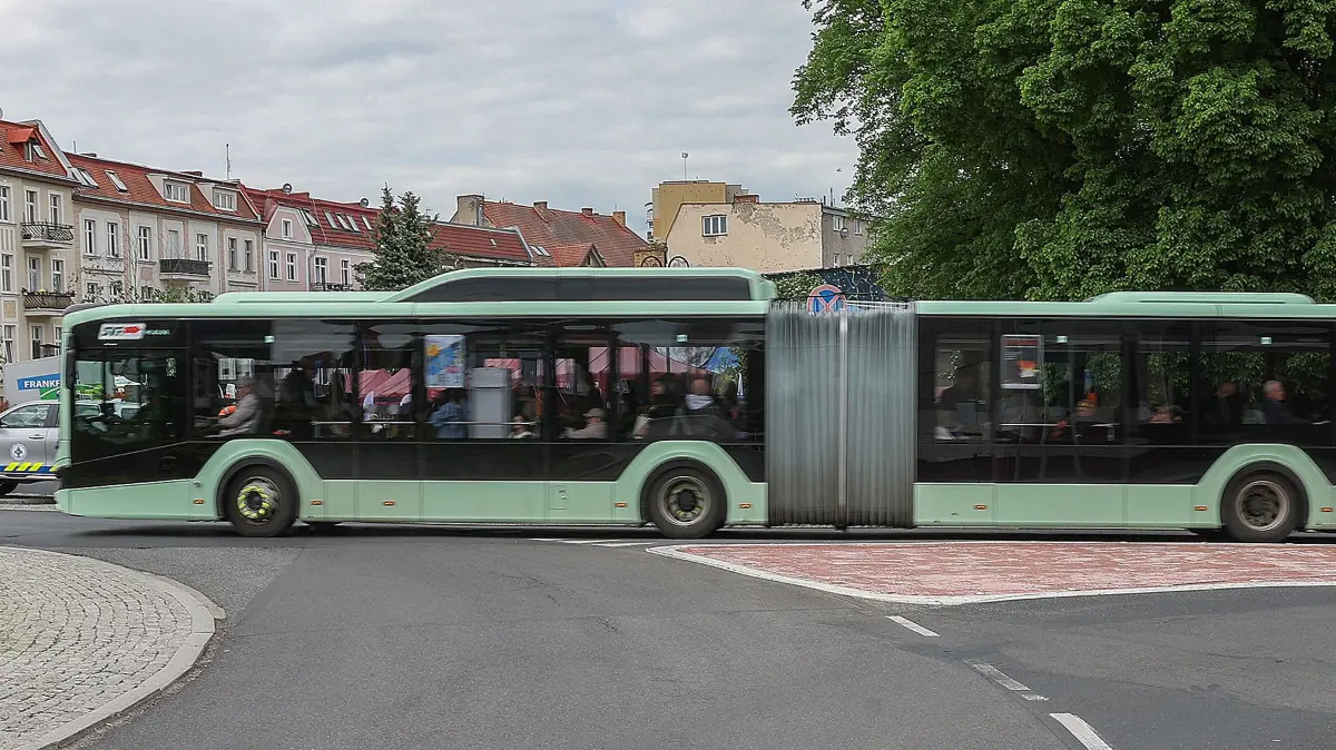 Die Buslinie 983 im Rondo Solidarnosci am Sonnabend (9.5.) in Slubice: Frankfurt (Oder) und Slubice steuern auf eine Einigung zu.