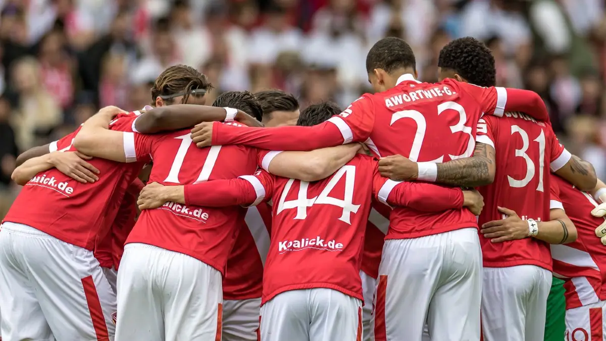 Energie Cottbus - SV Wehen Wiesbaden: 09.05.2026, Brandenburg, Cottbus: Fußball, Männer: 3. Liga, Energie Cottbus - SV Wehen Wiesbaden, 37. Spieltag, LEAG Energie Stadion. Spieler von Cottbus bilden einen Kreis. Foto: Frank Hammerschmidt/dpa +++ dpa-Bildfunk +++
