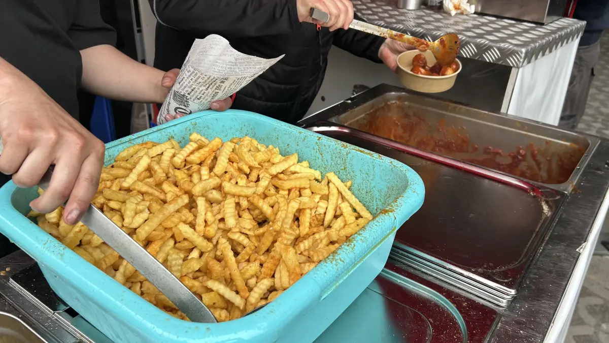 160 Portionen Pommes sind von diesem Stand heute an die Fans gegangen.