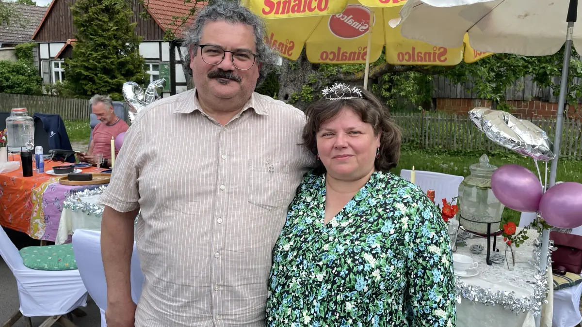 Doppelt gewonnen: Für Grit und Andor Szadkowski aus Bad Doberan hatten Freunde zur silbernen Hochzeit eine extra Kaffeetafelgestaltet. Die gwann dann noch den Preis als schönste Tafel.