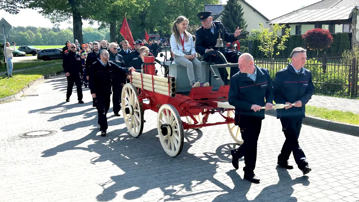 Festumzug durch Werbellin: Etwa 150 aktive Teilnehmer werden bei der Parade zum 100-jährigen Bestehen der Freiwilligen Feuerwehr gezählt. Ganz vorn ist die Handruckspritze von 1926 zu sehen, die in ehrenamtlicher Arbeit aufwändig restauriert wurde.