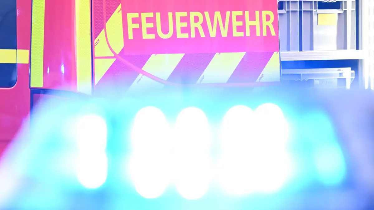 Feuerwehreinsatz in Hamburg: ARCHIV - 02.05.2025, Baden-Württemberg, Stuttgart: Ein Fahrzeug der Feuerwehr steht bei einem Einsatz auf einer Straße, während im Vordergrund das Blaulicht eines Polizeifahrzeugs zu sehen ist. (Symbolfoto) (zu dpa: «Feuer in Hamburger Krankenhaus: Eine Person leicht verletzt») Foto: Bernd Weißbrod/dpa +++ dpa-Bildfunk +++
