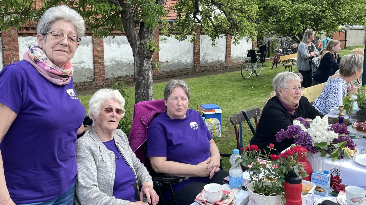 Neulewins Oderbruch-Perle: Christine Reichmuth (l.), langjährige Bürgermeisterin der Gemeinde, war mit ihrem Team von Heimatverein in Wuschewier dabei.