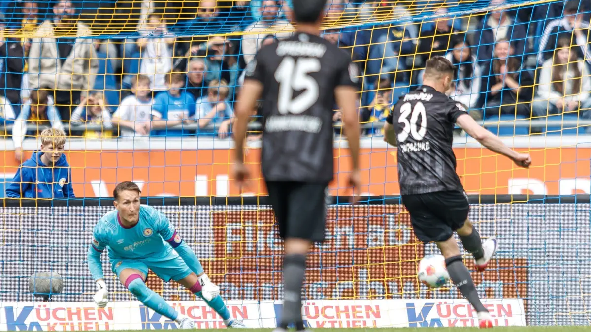 Eintracht Braunschweig - Dynamo Dresden: 09.05.2026, Niedersachsen, Braunschweig: Fußball, Männer: 2. Bundesliga, Eintracht Braunschweig - Dynamo Dresden, 33. Spieltag, Eintracht-Stadion. Stefan Kutschke (r, Dynamo Dresden) scheitert an Torwart Ron-Thorben Hoffmann (l, Eintracht Braunschweig) bei einem Elfmeter. Foto: Andreas Gora/dpa - WICHTIGER HINWEIS: Gemäß den Vorgaben der DFL Deutsche Fußball Liga bzw. des DFB Deutscher Fußball-Bund ist es untersagt, in dem Stadion und/oder vom Spiel angefertigte Fotoaufnahmen in Form von Sequenzbildern und/oder videoähnlichen Fotostrecken zu verwerten bzw. verwerten zu lassen. +++ dpa-Bildfunk +++