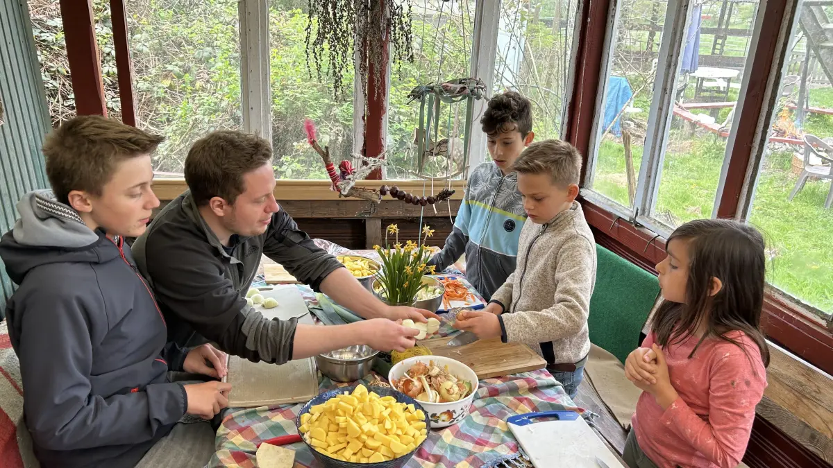 Die Kinder beim Kochkurs in Schildow sind konzentriert bei der Arbeit, wenn es ums Gemüseschnippeln geht. Wo kann man sie anmelden?
