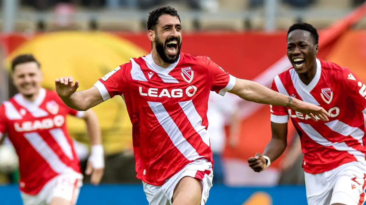 Energie Cottbus - SV Wehen Wiesbaden: 09.05.2026, Brandenburg, Cottbus: Fußball, Männer: 3. Liga, Energie Cottbus - SV Wehen Wiesbaden, 37. Spieltag, LEAG Energie Stadion. Tolga Cigerci (M, Energie Cottbus) jubelt nach seinem Treffer zum 2:1. Foto: Frank Hammerschmidt/dpa +++ dpa-Bildfunk +++