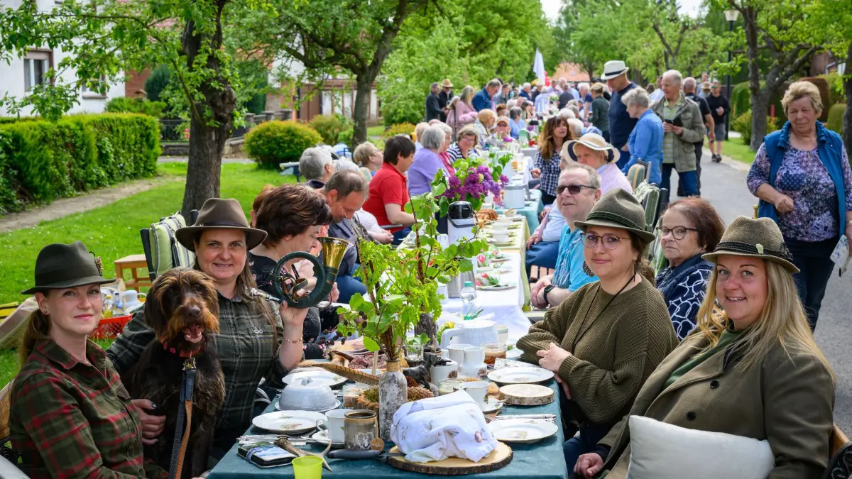 Längste Kaffeetafel im Oderbruch: 09.05.2026, Brandenburg, Wuschewier: Eine lange Kaffeetafel ist im Oderbruchdorf Wuschewier aufgebaut. Alle zwei Jahre wird an wechselnden Orten im Oderbruch die längste Kaffeetafel aufgebaut. Im Jahr 2024 erreichte diese in Altwriezen eine Länge von 283,35 Metern. In diesem Jahr in Wuschewier nur 271,5 Meter. Foto: Patrick Pleul/dpa +++ dpa-Bildfunk +++