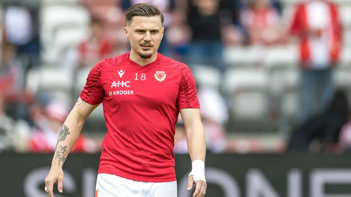 Energie Cottbus - SV Wehen Wiesbaden: 09.05.2026, Brandenburg, Cottbus: Fußball, Männer: 3. Liga, Energie Cottbus - SV Wehen Wiesbaden, 37. Spieltag, LEAG Energie Stadion. Torjäger Erik Engelhardt (FC Energie Cottbus) steht zum Aufwärmen auf dem Spielfeld. Foto: Frank Hammerschmidt/dpa +++ dpa-Bildfunk +++