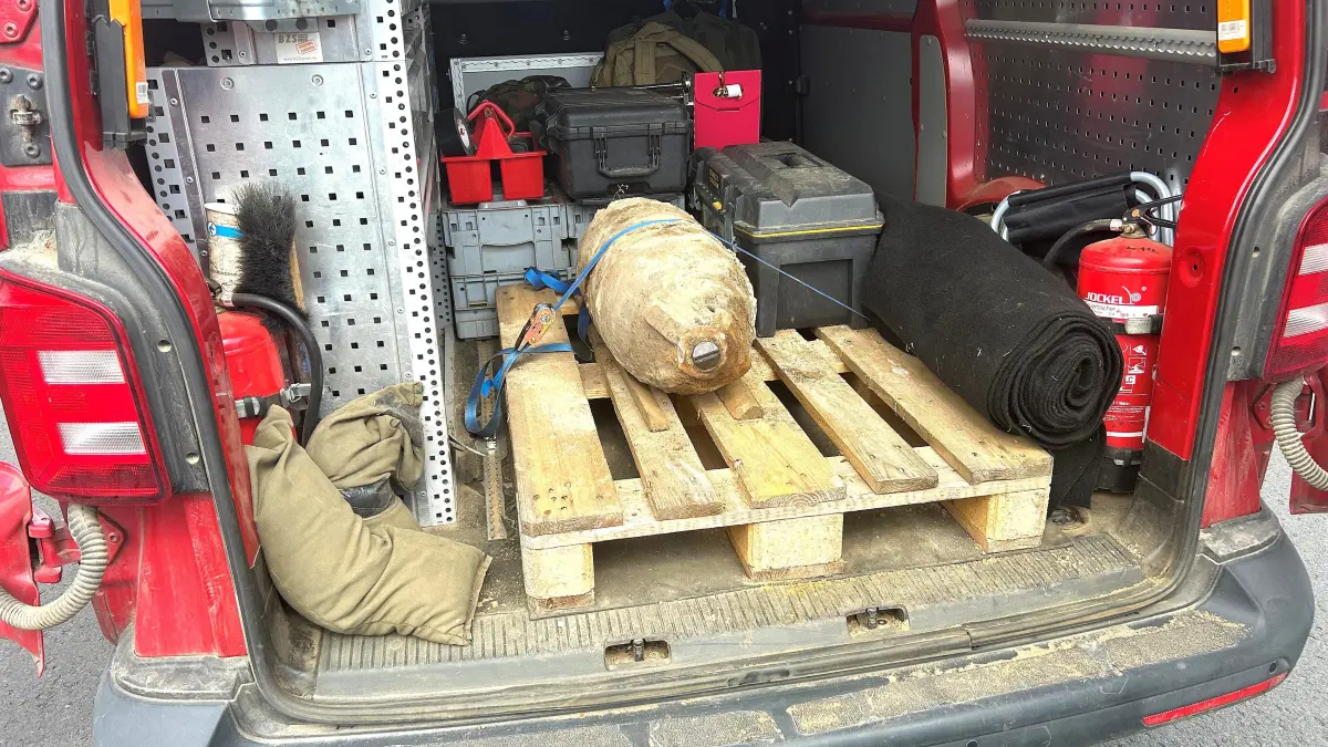 Fertig für den Abtransport aus Eberswalde: Die entschärfte 100-Kilo-Bombe liegt im Transporter des Kampfmittelbeseitungsdienstes. Sie wird jetzt in ein Zwischenlager in Platzfelde gebracht.