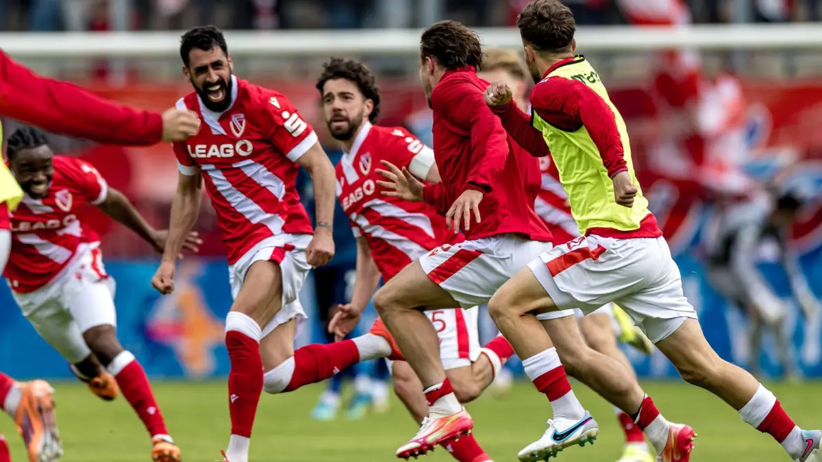 Energie Cottbus - SV Wehen Wiesbaden: 09.05.2026, Brandenburg, Cottbus: Fußball, Männer: 3. Liga, Energie Cottbus - SV Wehen Wiesbaden, 37. Spieltag, LEAG Energie Stadion. Tolga Cigerci (M, Energie Cottbus) jubelt nach seinem Treffer zum 2:1. Foto: Frank Hammerschmidt/dpa +++ dpa-Bildfunk +++