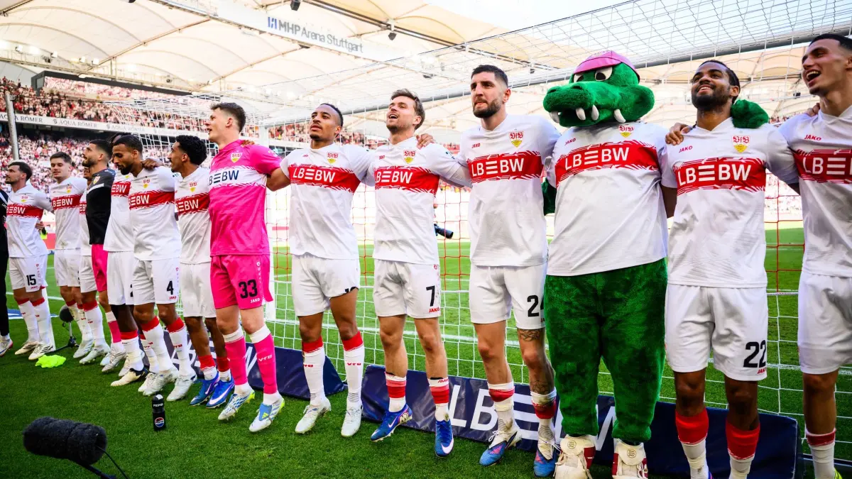 VfB Stuttgart - Bayer 04 Leverkusen: 09.05.2026, Baden-Württemberg, Stuttgart: Fußball, Männer, Bundesliga, VfB Stuttgart - Bayer 04 Leverkusen, 33. Spieltag, MHPArena. Die Spieler des VfB Stuttgart jubeln nach dem Spiel mit den Fans. Das Spiel endete 3:1. Foto: Tom Weller/dpa - WICHTIGER HINWEIS: Gemäß den Vorgaben der DFL Deutsche Fußball Liga bzw. des DFB Deutscher Fußball-Bund ist es untersagt, in dem Stadion und/oder vom Spiel angefertigte Fotoaufnahmen in Form von Sequenzbildern und/oder videoähnlichen Fotostrecken zu verwerten bzw. verwerten zu lassen. +++ dpa-Bildfunk +++