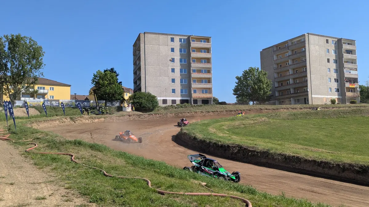 Autocross in Seelow 2026: Die Strecke mitten in der Stadt gilt unter Autocross-Fans als legendär. Wie war das Rennwochenende für Zuschauer, Fahrer und die bei der Streckenabsicherung eingesetzte Feuerwehr?