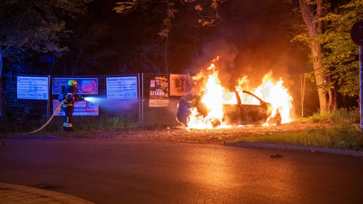 Brand in Hoppegarten: Am S-Bahnhof stand ein Auto lichterloh in Flammen. Die Polizei prüft nun, ob es sich dabei um Brandstiftung handelt.