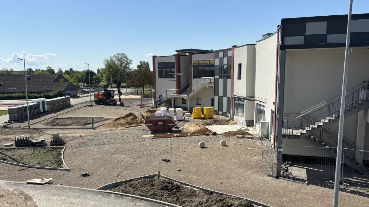 Blick auf den künftigen Haupteingang auf der Ostseite: Die Umbauarbeiten im und am HEP-Einkaufszentrum in Frankfurt (Oder) laufen auf Hochtouren. Die Modernisierung findet bei laufendem Betrieb statt