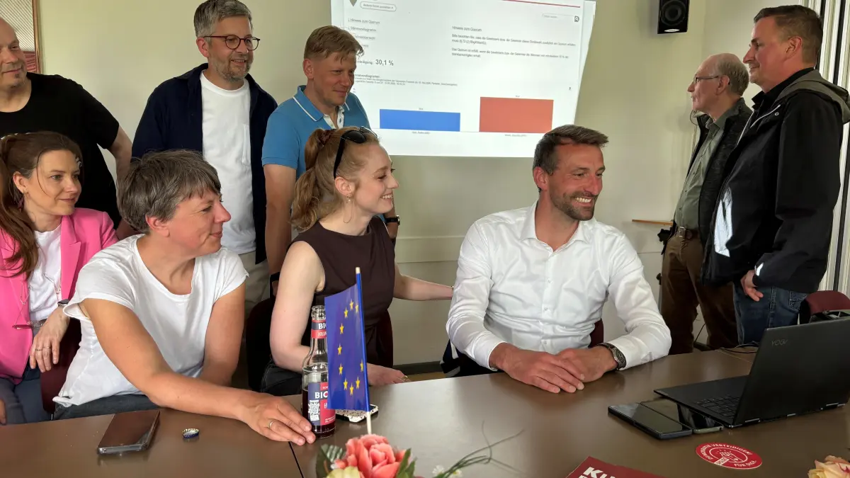 Der alte und neue Bürgermeister Maximilian Wonke (SPD; im weißen Hemd) verfolgte den Ausgang der Wahl mit Freunden und Unterstützern im AWO-Treff. Die Freude über die Wiederwahl war ihm schon nach der Auszählung der ersten Wahllokale anzusehen.