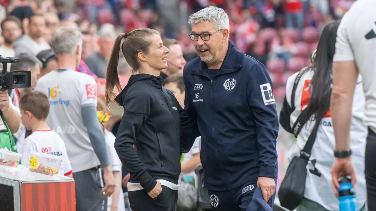 1BL Mainz 05 - 1. FC Union 2025/26: Fußball, Herren, Saison 2025/26, 1. Bundesliga (33. Spieltag), 1. FSV Mainz 05 - 1. FC Union Berlin, v. l. Trainerin Marie-Louise Eta (1. FC Union Berlin), Trainer Urs Fischer (Mainz 05) vor dem Spiel, 10.05. 2026, Foto: Matthias Koch