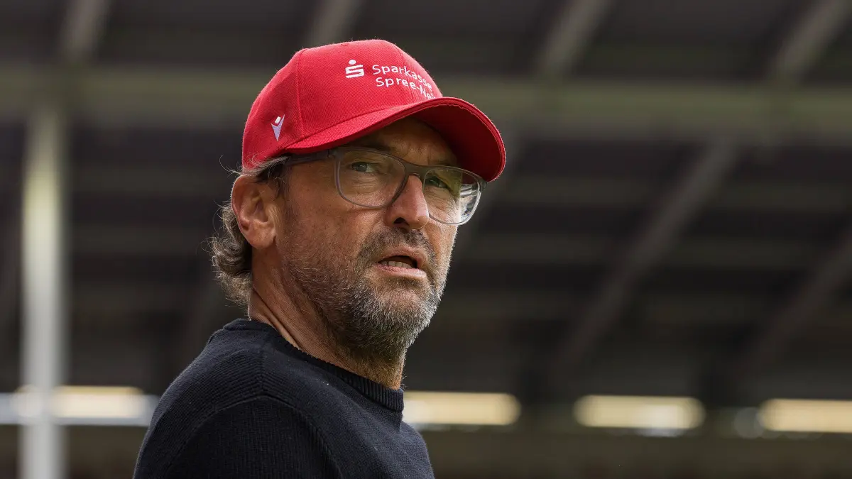 Trainer Claus-Dieter Wollitz von Energie Cottbus sprach in der Pressekonferenz nach dem Sieg gegen Wehen Wiesbaden auch über seine Gesundheit und kündigte an, dass er sich in Kürze mehreren Operationen unterziehen müsse.