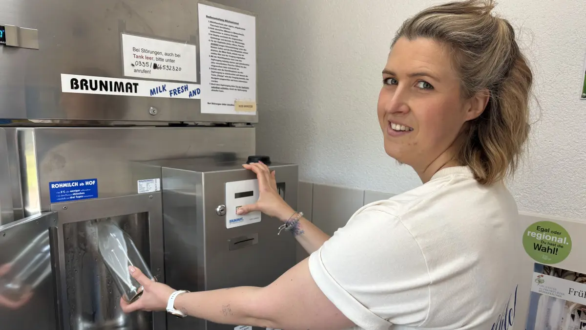Carolin Stürmer, Geschäftsführerin der Agrokli Verwaltungs- und Dienstleistungs-GmbH, zapft sich einen Liter frische Milch. Seit 2017 betreibt sie die Milchzapfstelle am Blitzer in Frankfurt (Oder).