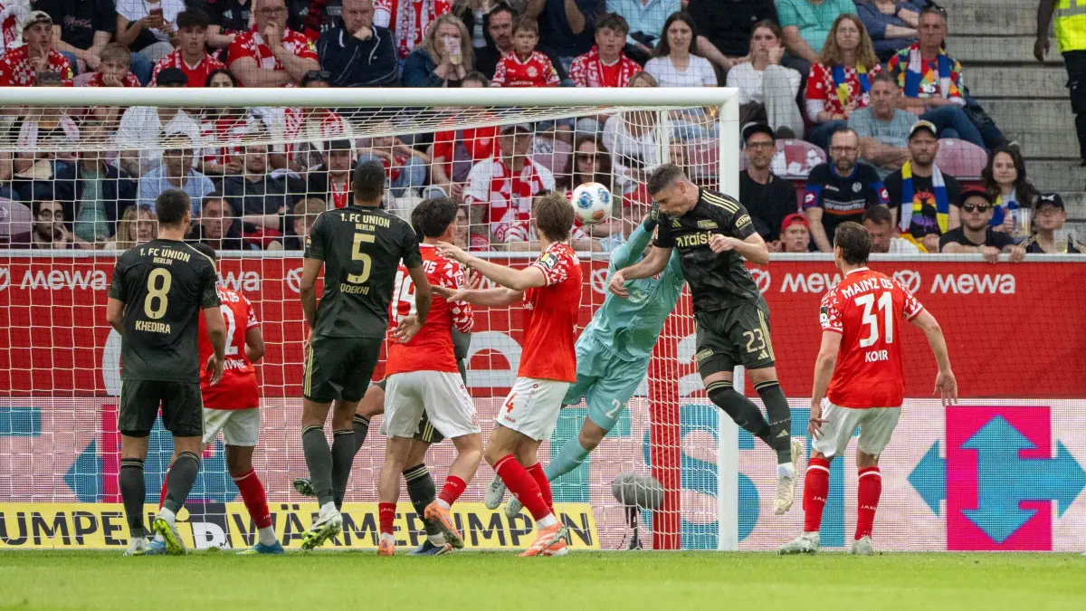 1BL Mainz 05 - 1. FC Union 2025/26: Fußball, Herren, Saison 2025/26, 1. Bundesliga (33. Spieltag), 1. FSV Mainz 05 - 1. FC Union Berlin, Andrej Ilic (1. FC Union Berlin) erzielt das Tor zum 0:1 gegen Torwart Robin Zentner (Mainz 05), 10.05. 2026, Foto: Matthias Koch