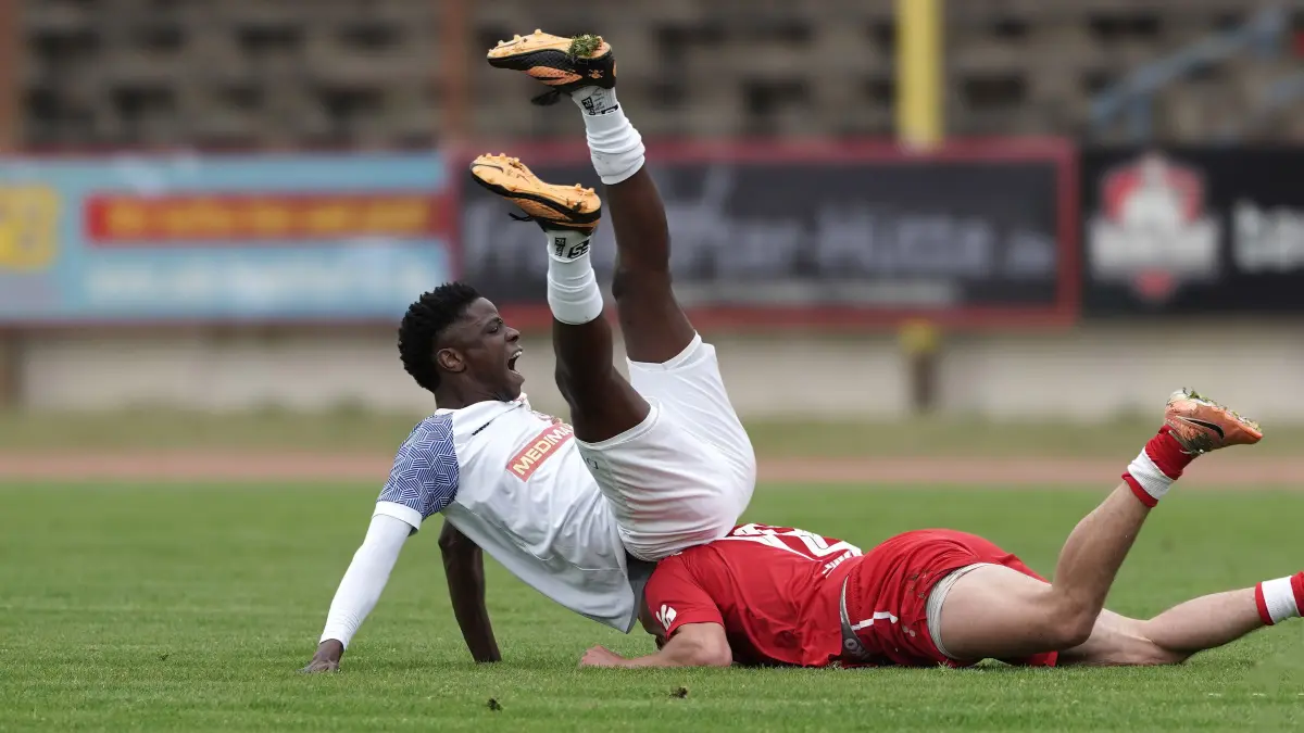 Fussball : Frankfurt an der Oder, Stadion, Fussball Brandenburgliga Punktspiel, 1. FC Frankfurt - MSV Neuruppin, Filipe da Silva Felix auf den Rücken von Lennox Liebner
FOTO BENK 09.05.2026