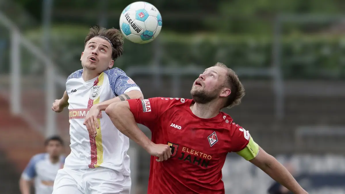 Fussball : Frankfurt an der Oder, Stadion, Fussball Brandenburgliga Punktspiel, 1. FC Frankfurt - MSV Neuruppin, Anton Bryzhchuk gegen Sebastian Lawrenz r.
FOTO BENK 09.05.2026