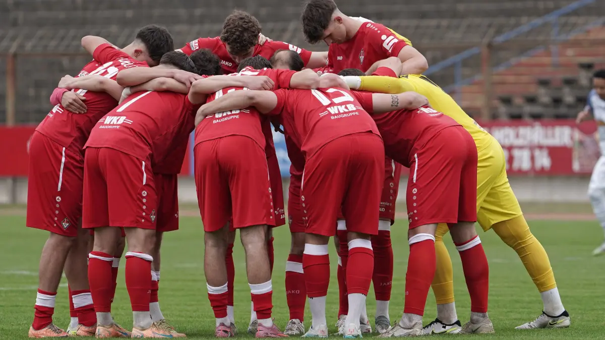 Fussball : Frankfurt an der Oder, Stadion, Fussball Brandenburgliga Punktspiel, 1. FC Frankfurt - MSV Neuruppin, Anfeuern vor dem Spiel
FOTO BENK 09.05.2026