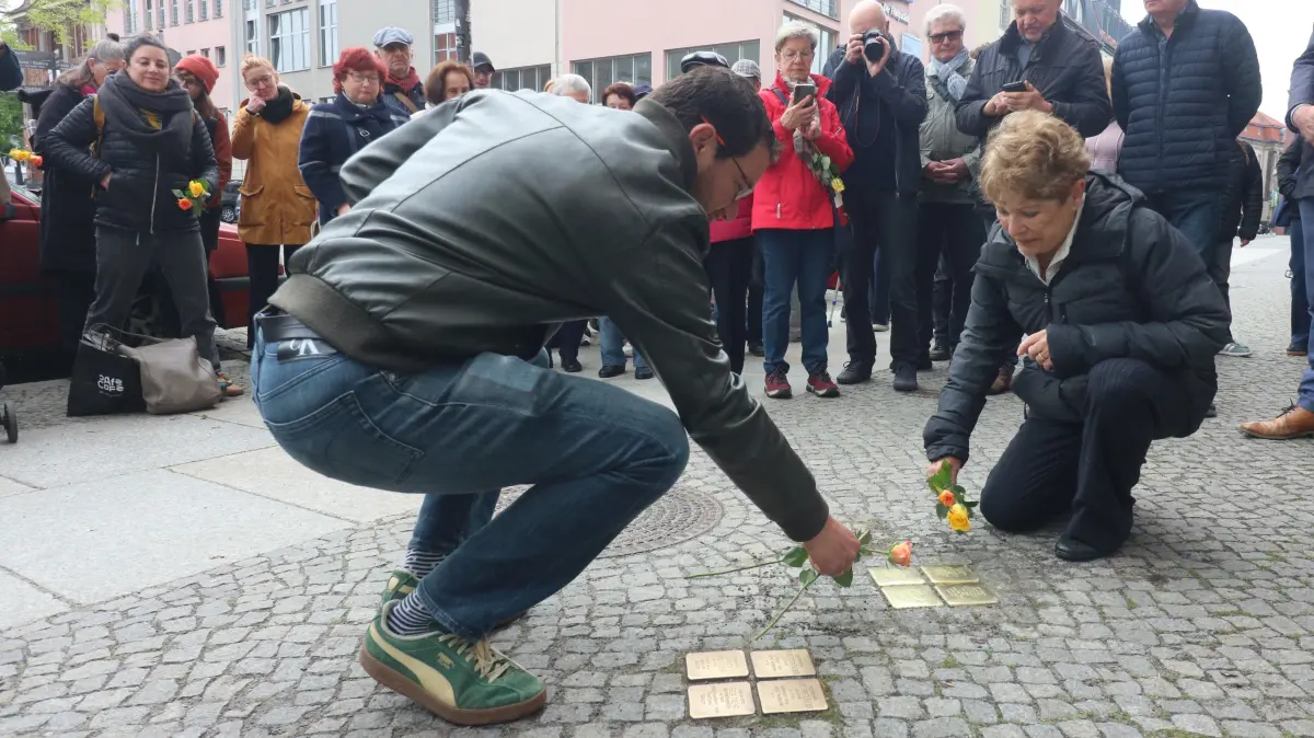 Angehörige bei der Verlegung von Stolpersteinen für die Familie Löwenstein in der Großen Scharrnstraße in Frankfurt (Oder).
